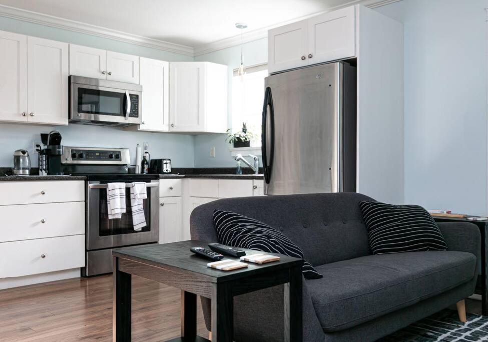 Great 1-bedroom Suite Near Downtown Langford