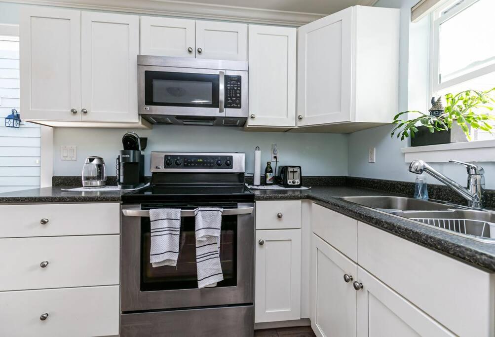 Great 1-bedroom Suite Near Downtown Langford