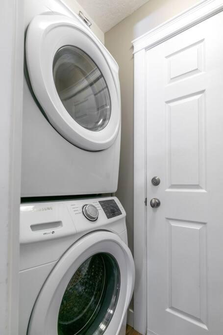 Great 1-bedroom Suite Near Downtown Langford