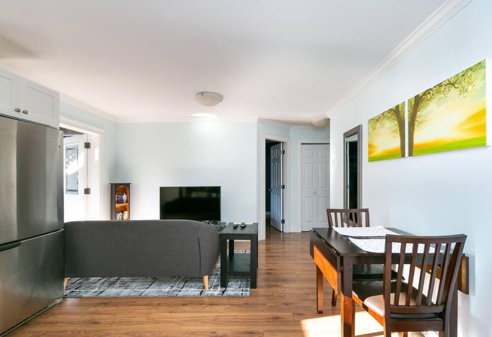 Great 1-bedroom Suite Near Downtown Langford