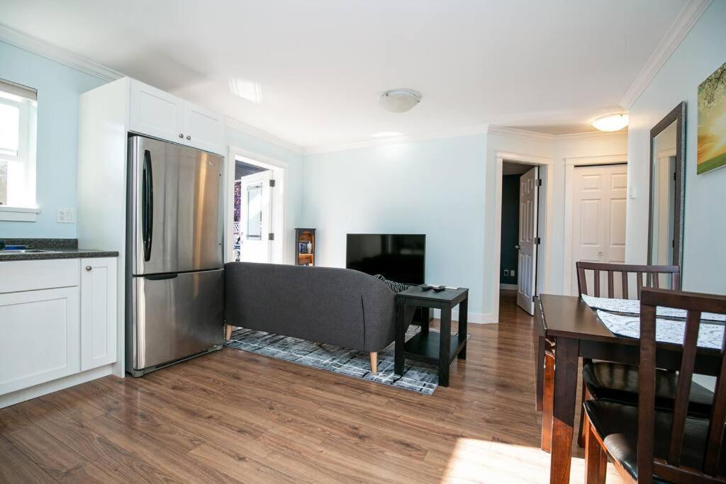 Great 1-bedroom Suite Near Downtown Langford