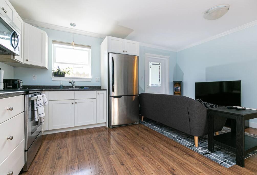 Great 1-bedroom Suite Near Downtown Langford