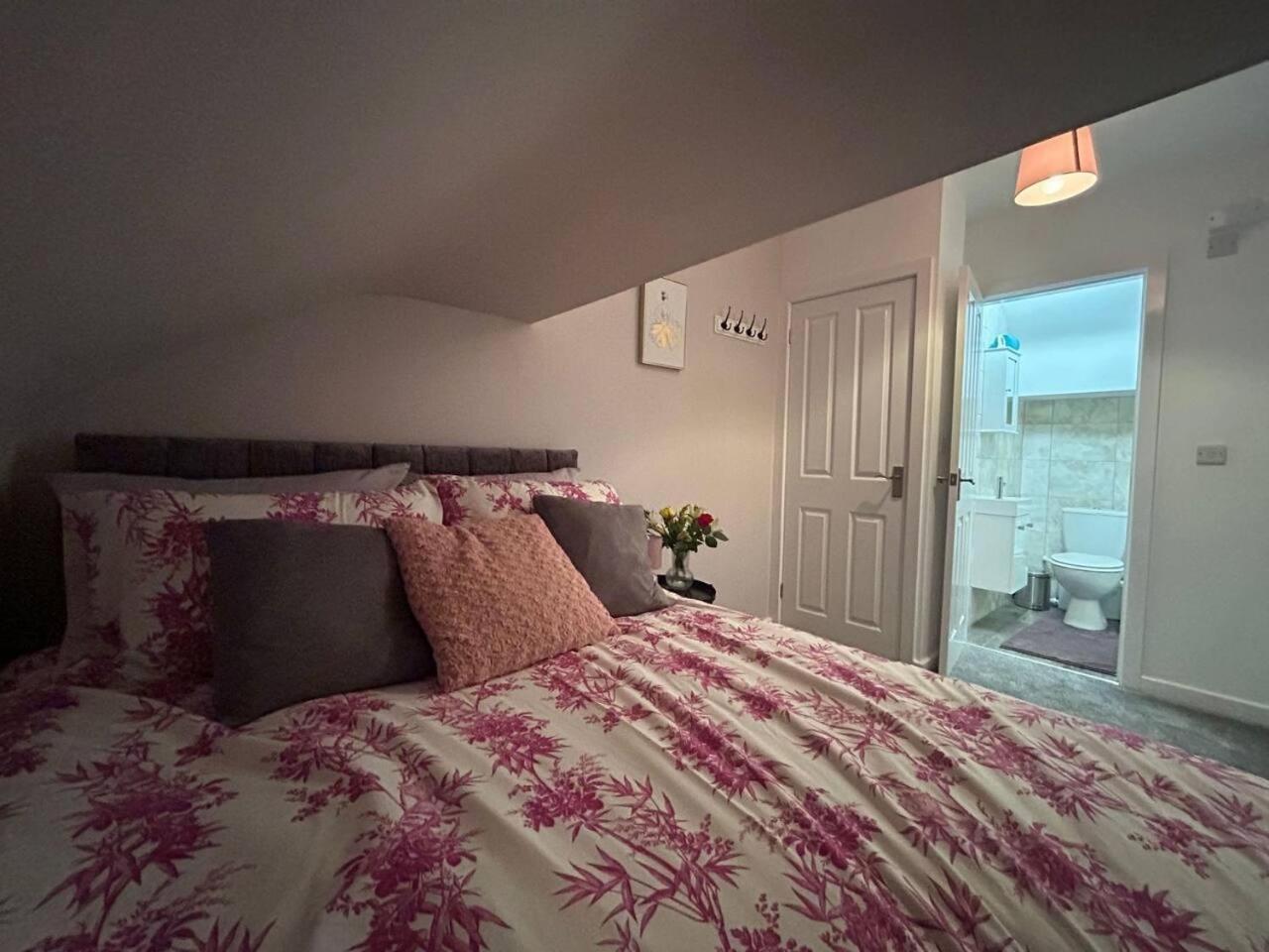 1-Bed House Sleeps 4 Free Parking