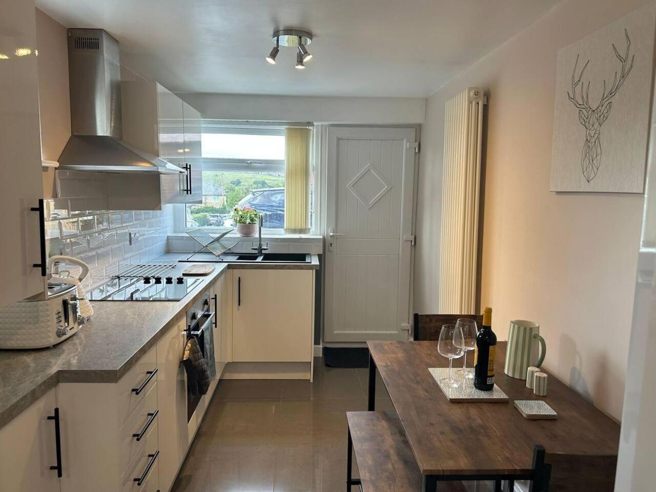 1-Bed House Sleeps 4 Free Parking