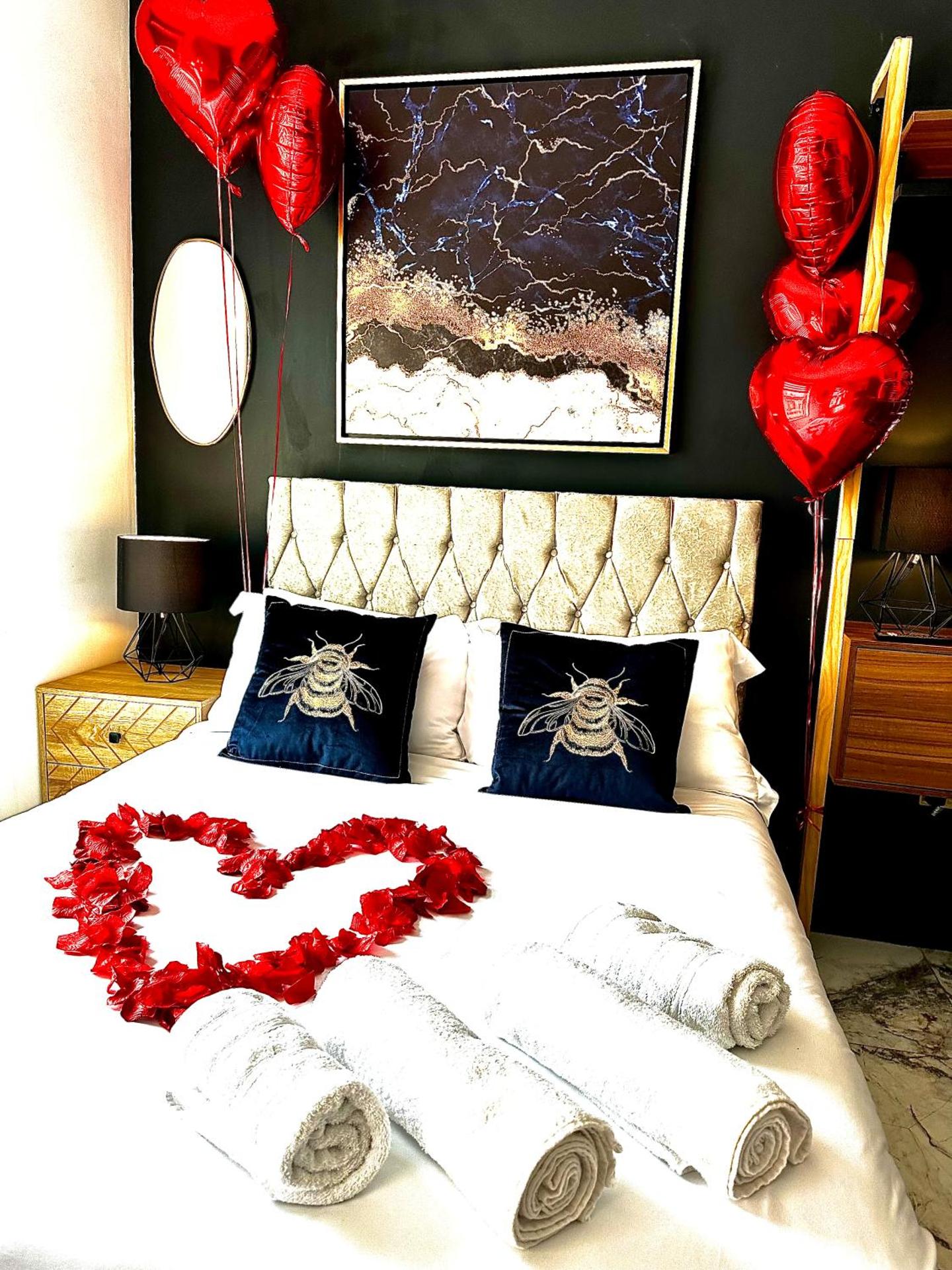 Duke and Duchess Apartments and Rooms - Private in Room Hot Tub Suites