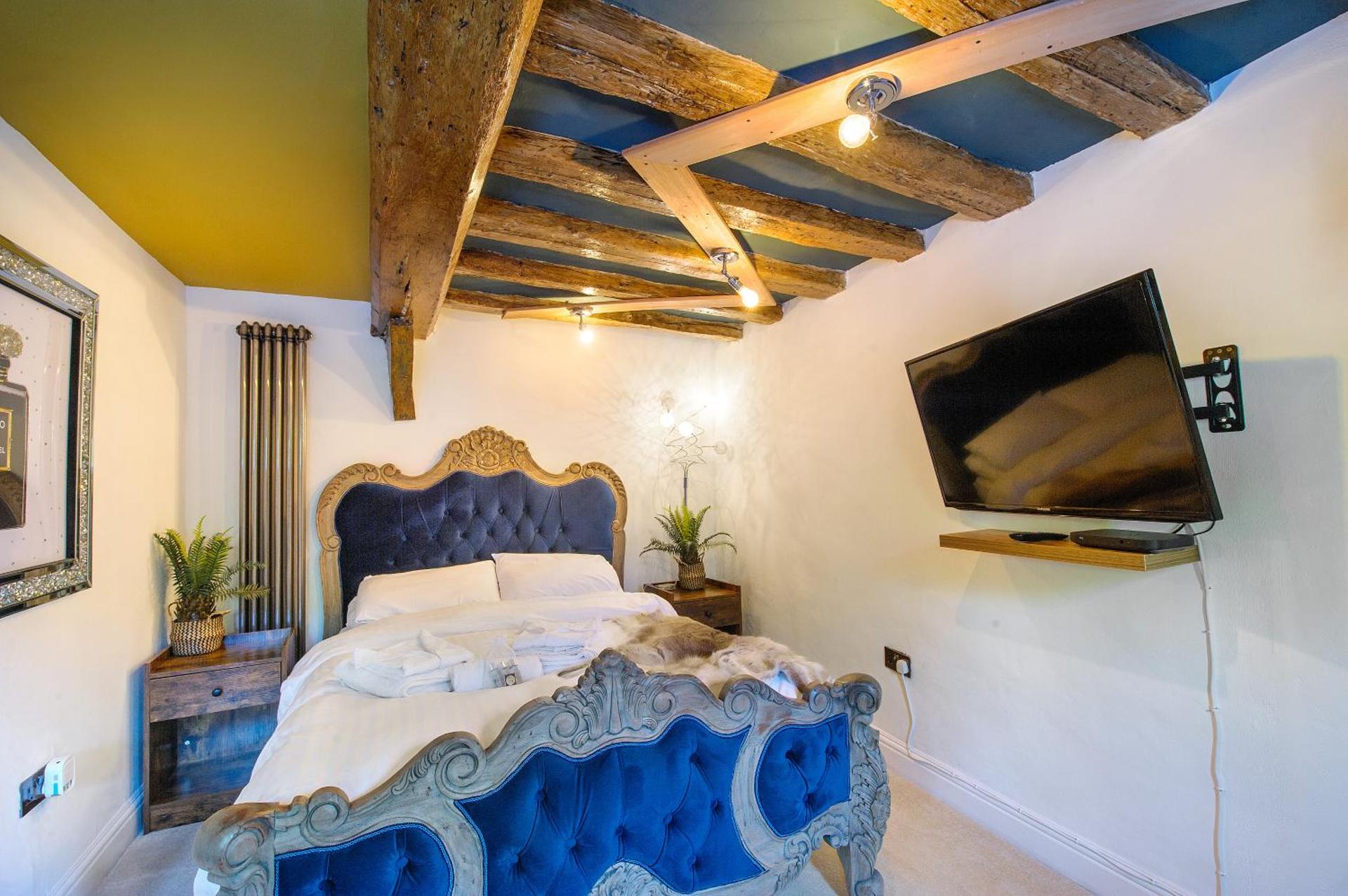 Executive Suite with Private HotTub, Full SkyTV in 600 Year Old Manor House