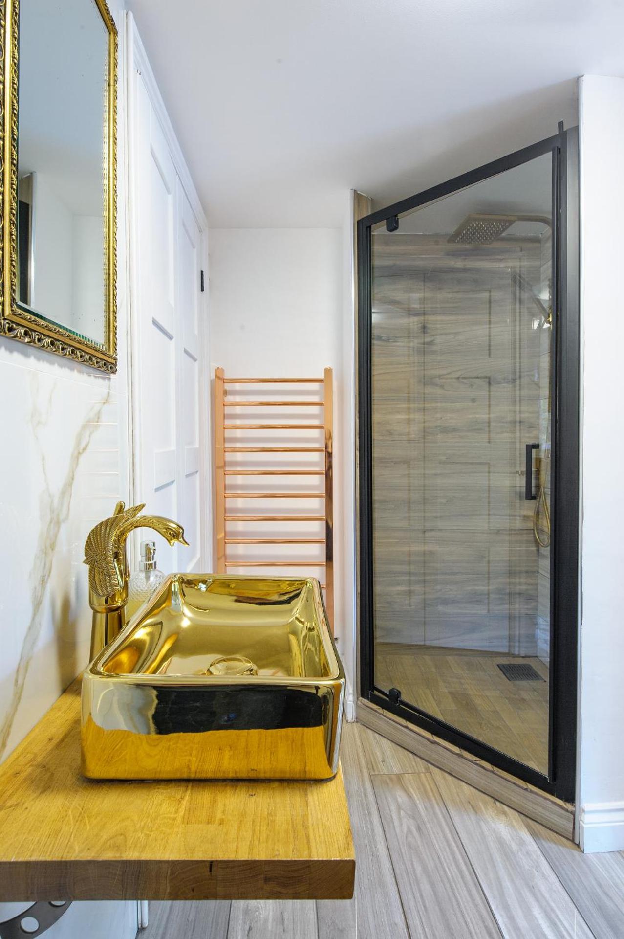 Executive Suite with Private HotTub, Full SkyTV in 600 Year Old Manor House