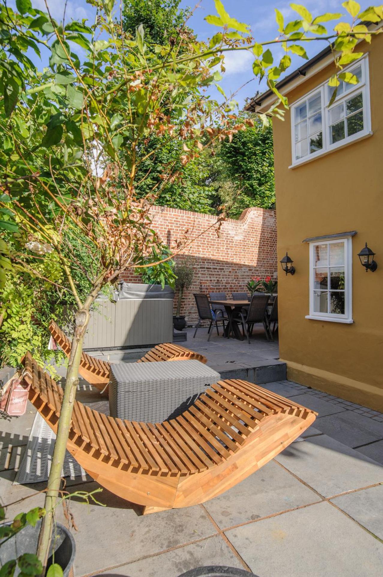 Executive Suite with Private HotTub, Full SkyTV in 600 Year Old Manor House