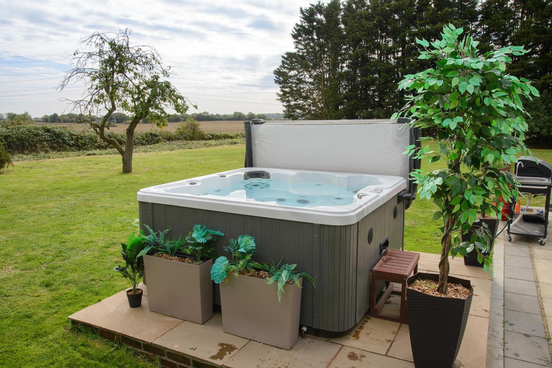 Deluxe 2 Bed Versace Bungalow Hot Tub, Sky TV, Cinema Screen Saffron Walden