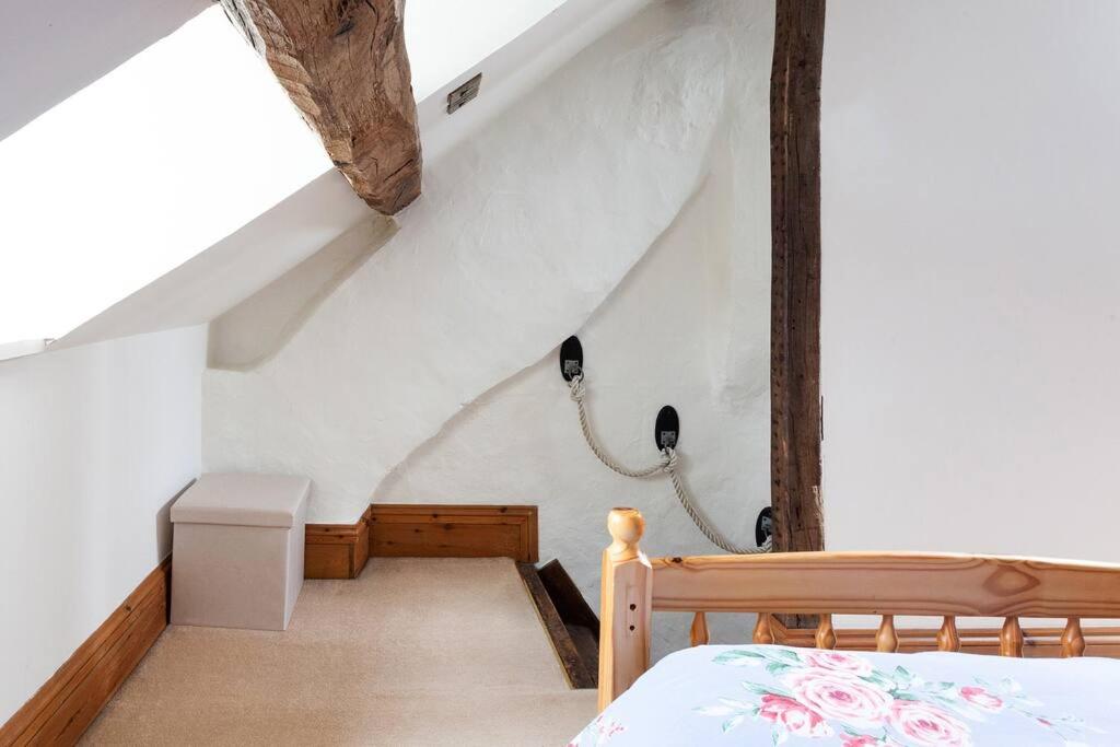 Cosy Cotswolds cottage with strong WiFi and self check in service