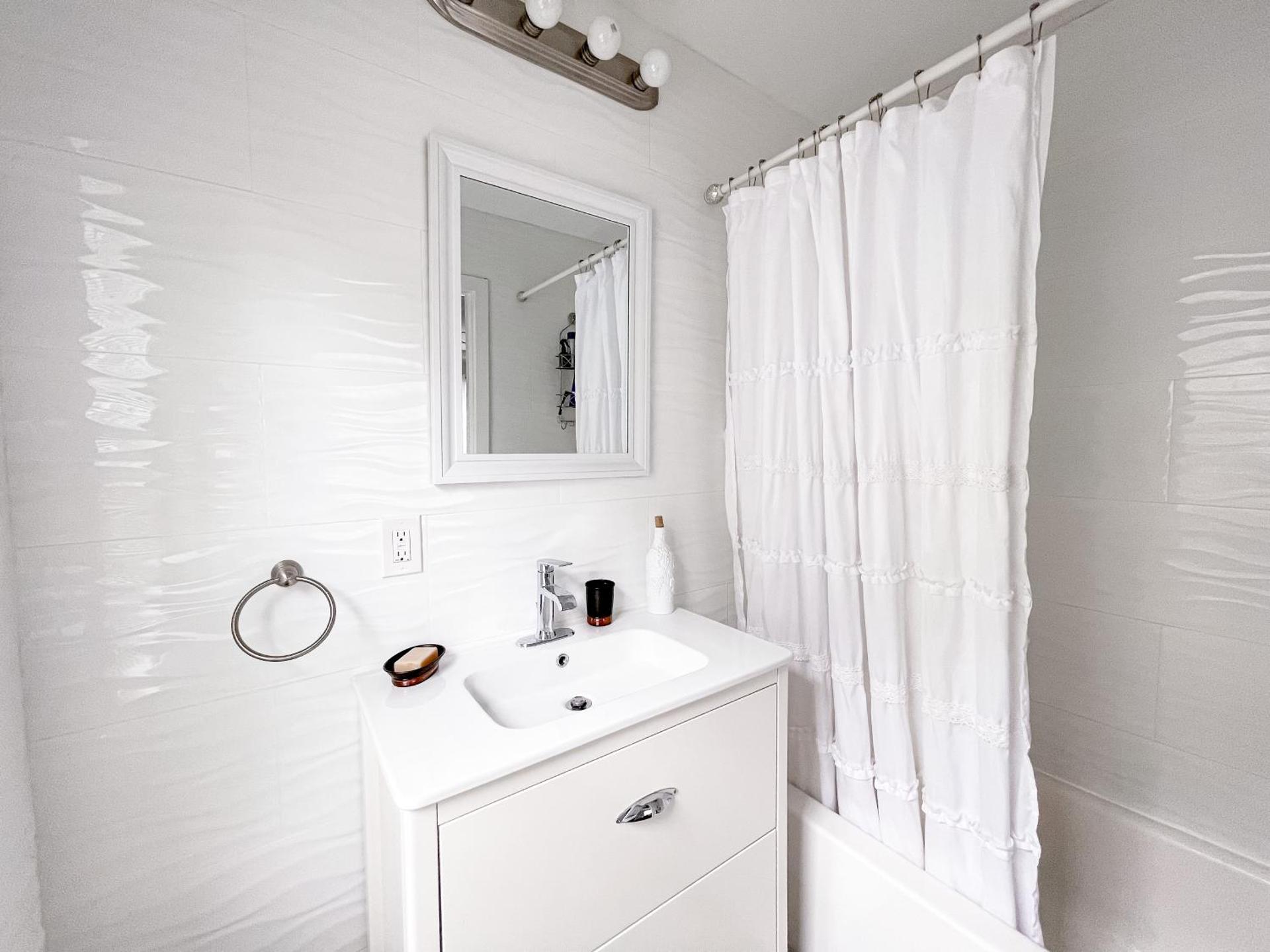 Cheerful & Modern Home w/ a Walkout Deck Area