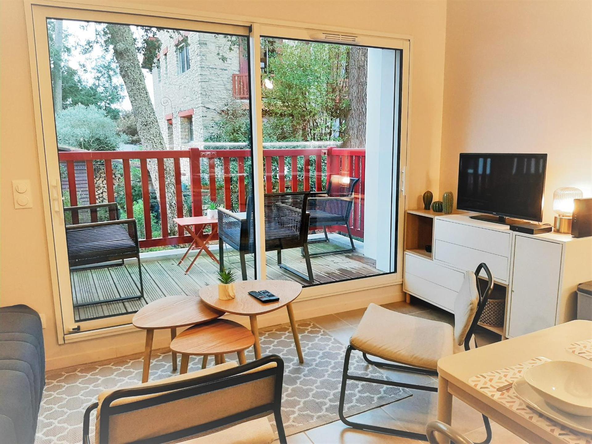 Appartement moderne 3* avec balcon, proche du lac et plage, parking privatif, Wi-Fi inclus - FR-1-239-862