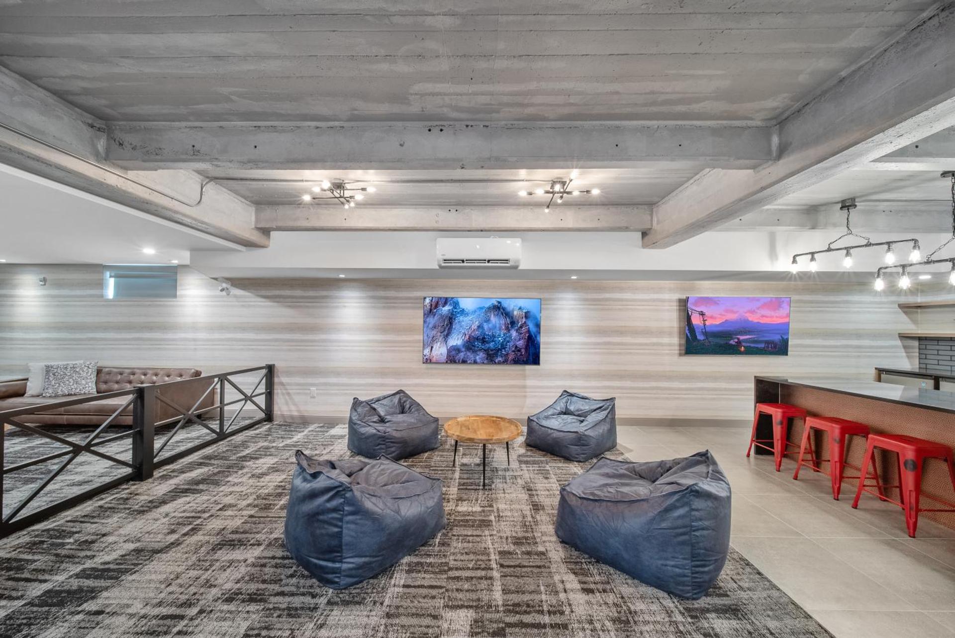 Communal lounge/ TV room