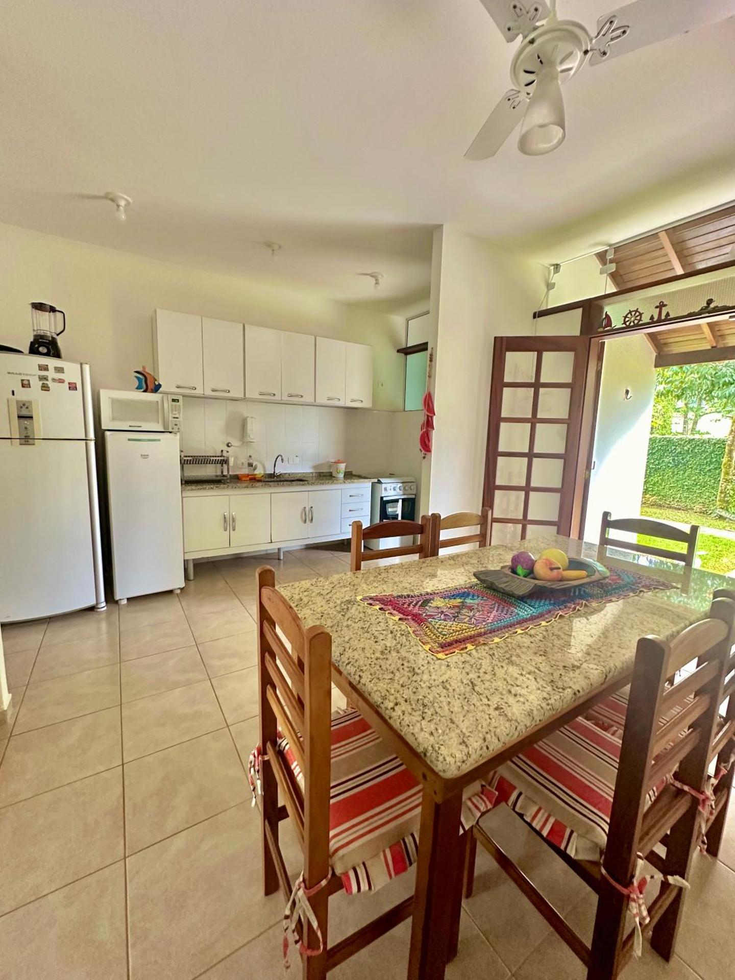 Casa ideal em condomínio fechado a 200m da Praia Maranduba, área de lazer completa