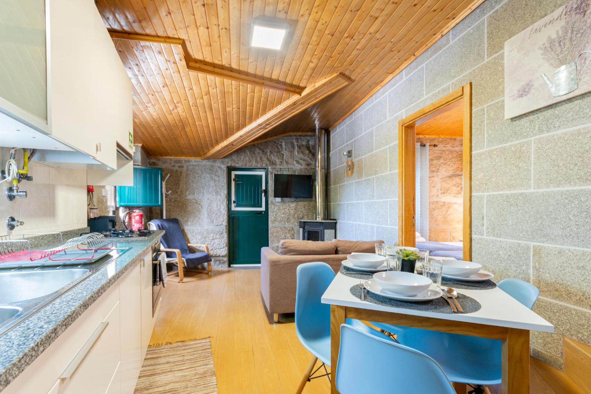 Casa Rústica T2 com Salamandra e Cozinha - Seia - Serra da Estrela - Casa do Loureiro II