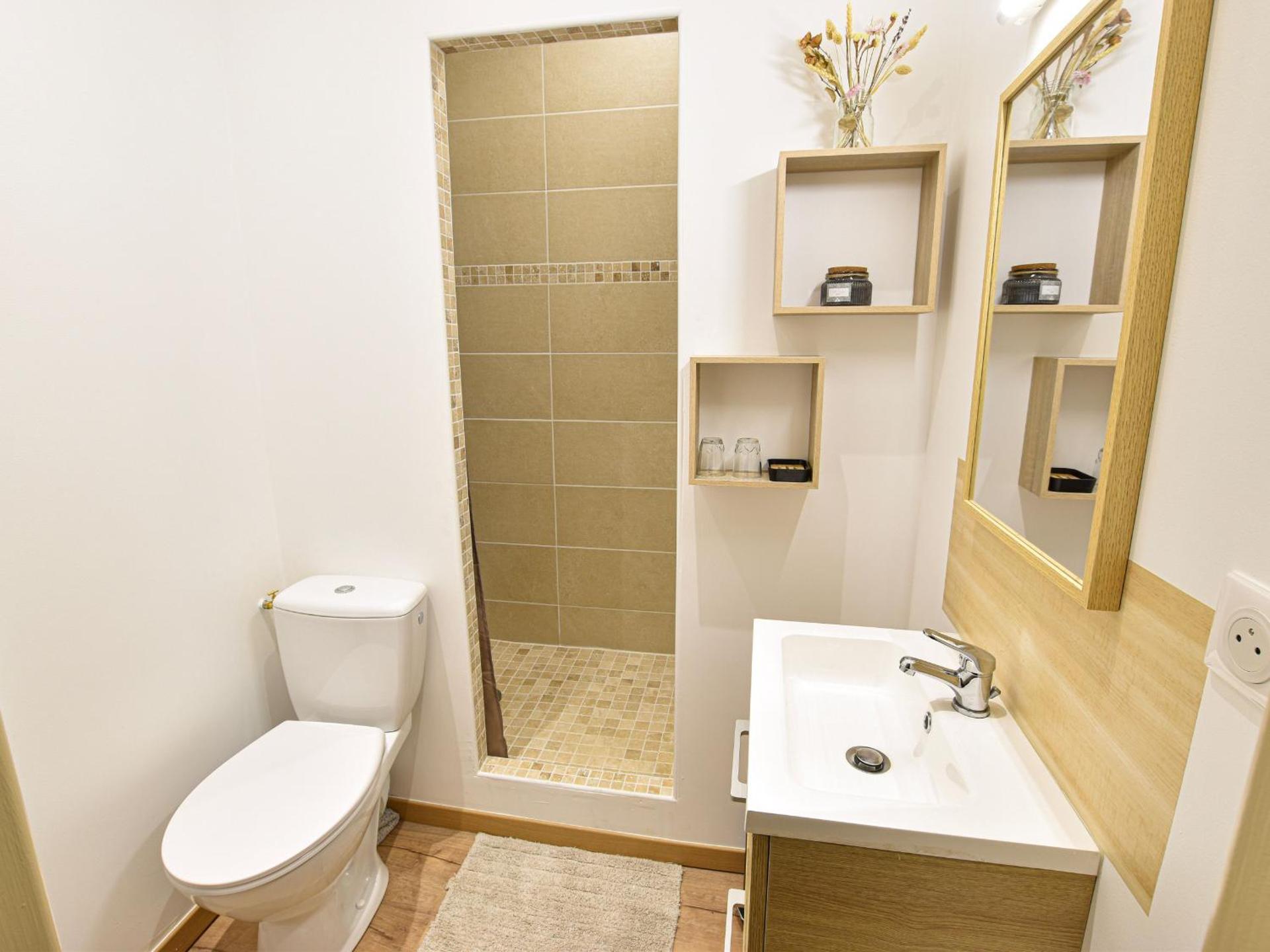 Gîte restauré 6 pers. au bord de la rivière, proche centre, parking et wifi - FR-1-410-380