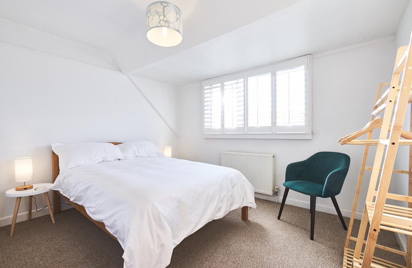 Sunny Days: Beautiful Spacious 4 bed house