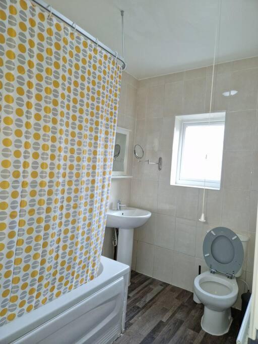 (R0)2 Bedroom Flat in Zone 2 Lnd