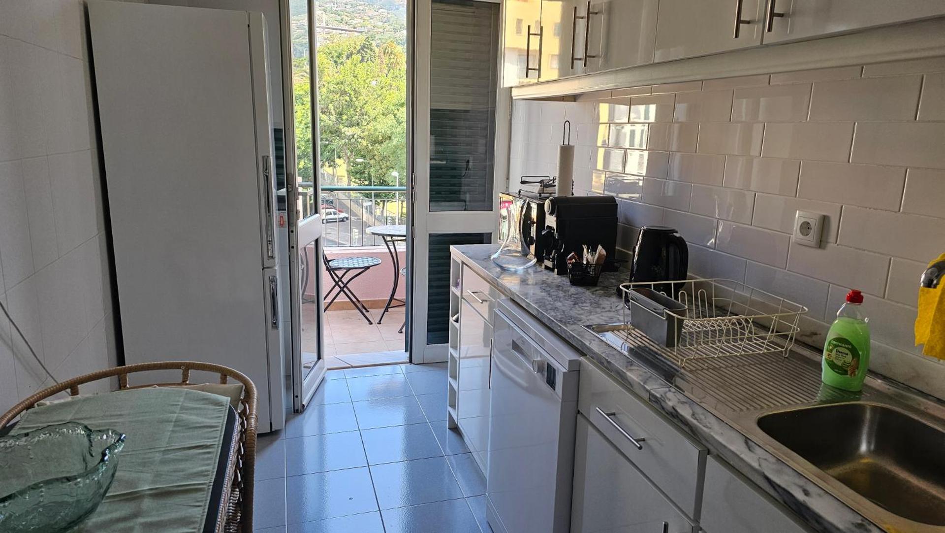 Garden and Seaview Apartment - Free Parking