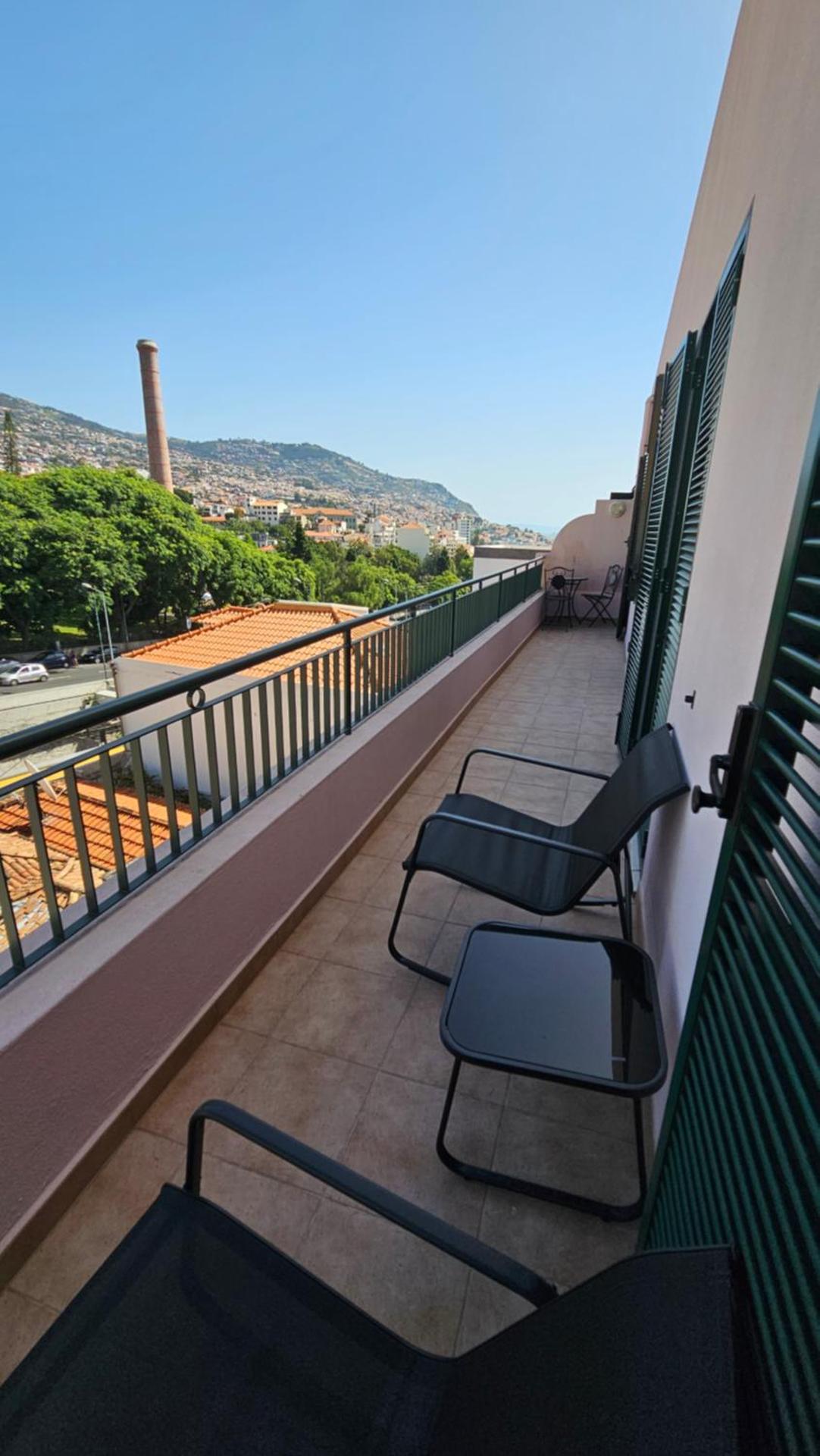 Garden and Seaview Apartment - Free Parking