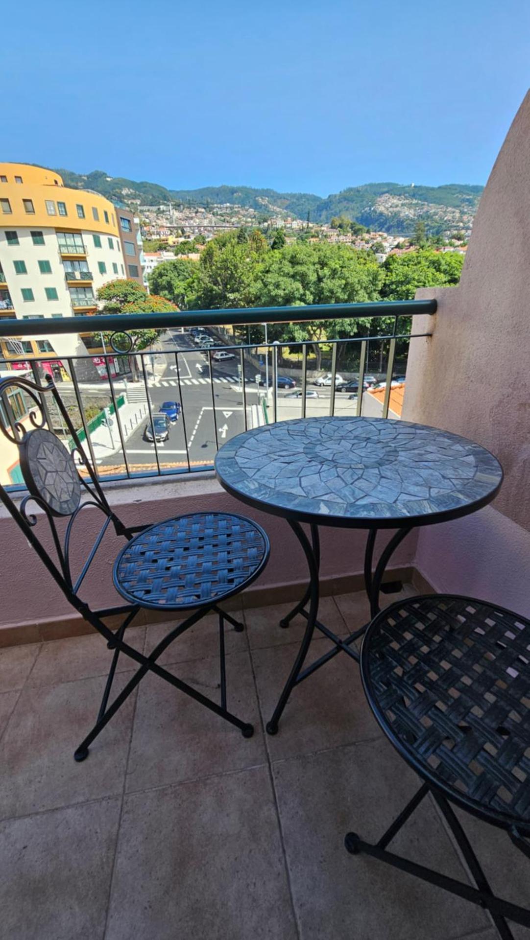 Garden and Seaview Apartment - Free Parking