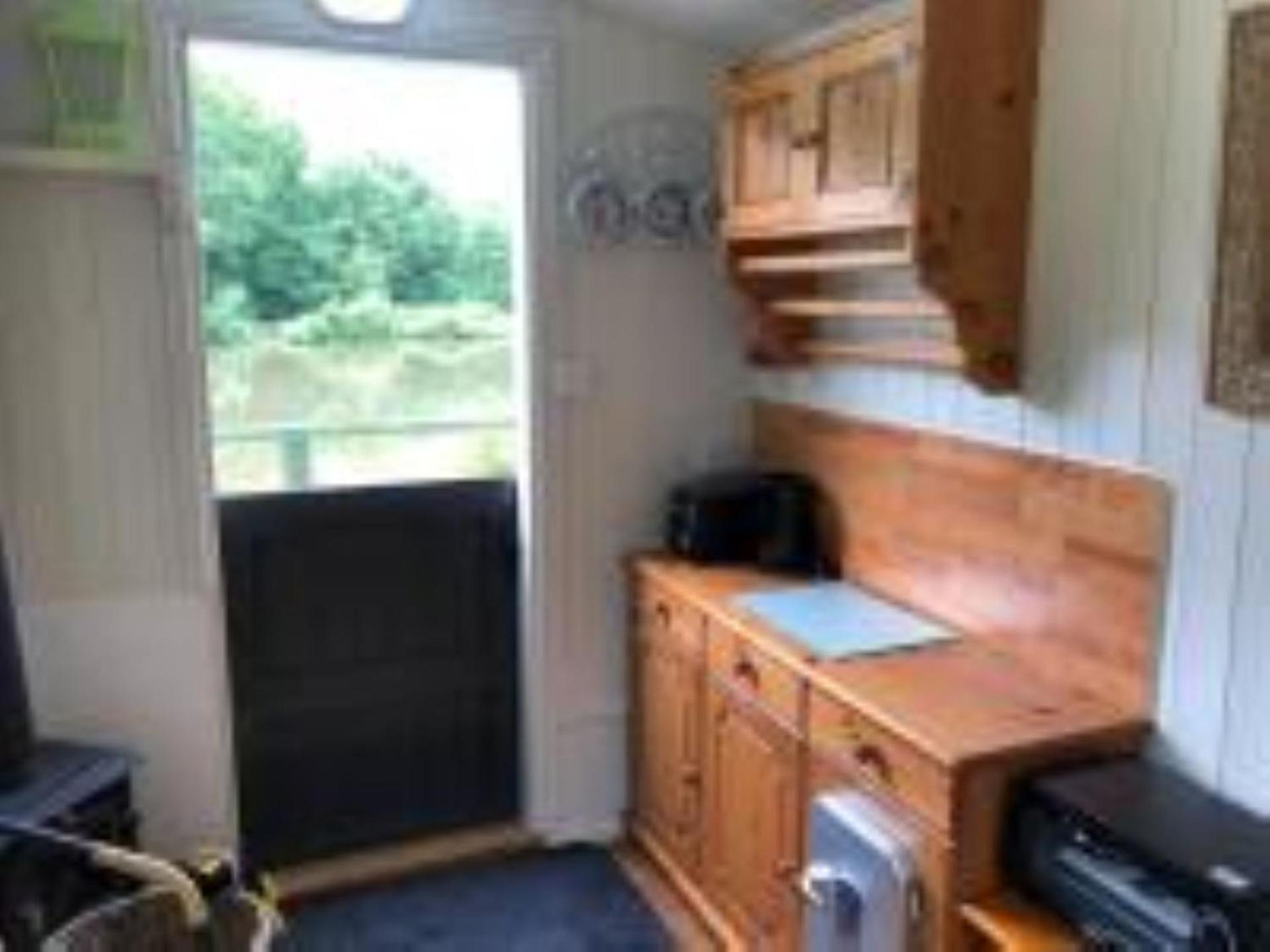 Snug & Secluded Lakeside Shepherds Hut 'Carp'
