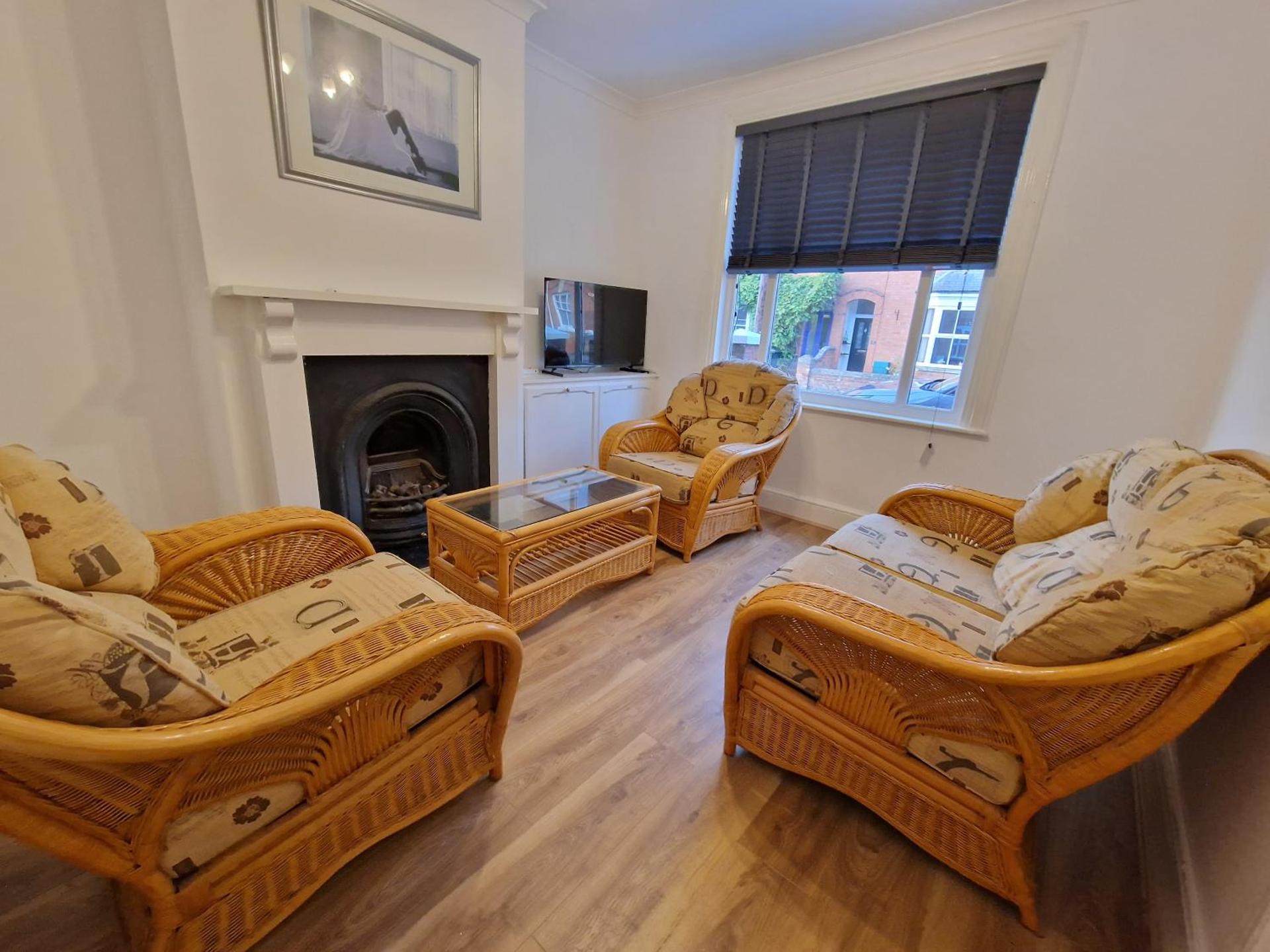 CosyHomeStay Evesham Spacious home W/Free Parking & WiFi