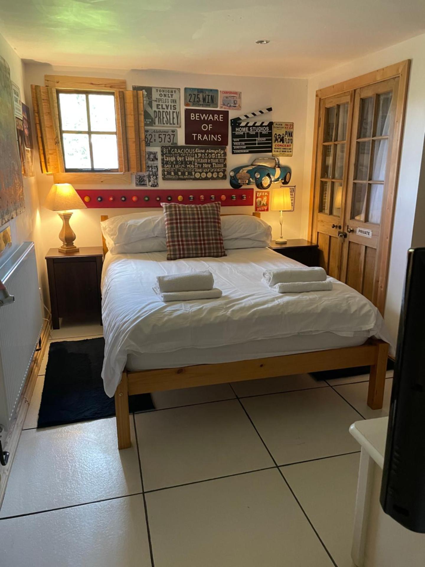 Alfie Acres - Secluded Cabin set in 5 Acres of Privacy, with Exclusive use of Swimming Pool and Hot Tub for up to 10 Guests