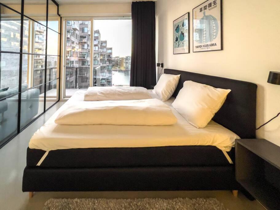 Chic Atelier with Breathtaking Waterfront