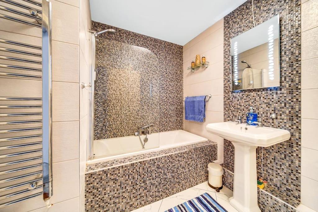 The Peace Bridge Apartment