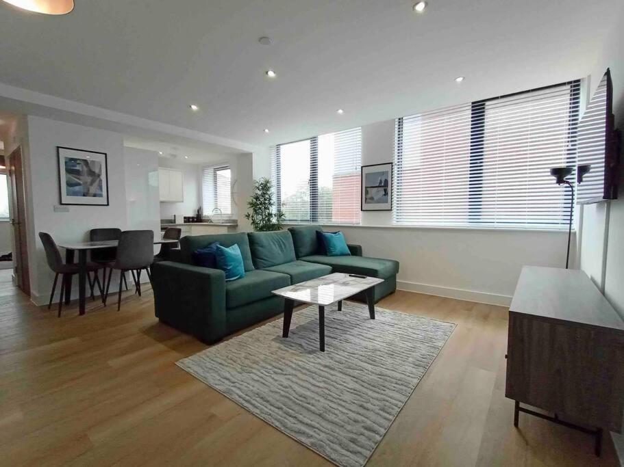 Luxury 2 Bed 2 Bath Flat Near Old Trafford