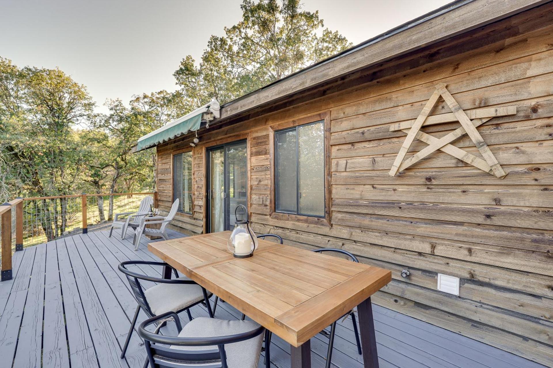 On-Site Winery and Tasting Room Oregon Bungalow!