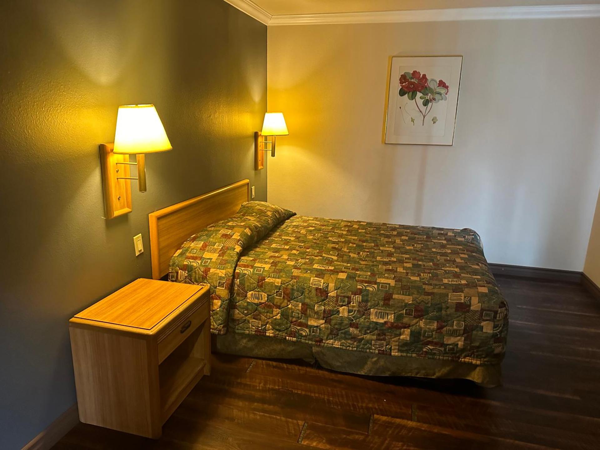 Palm Inn Hotel near Tyler Mall Riverside