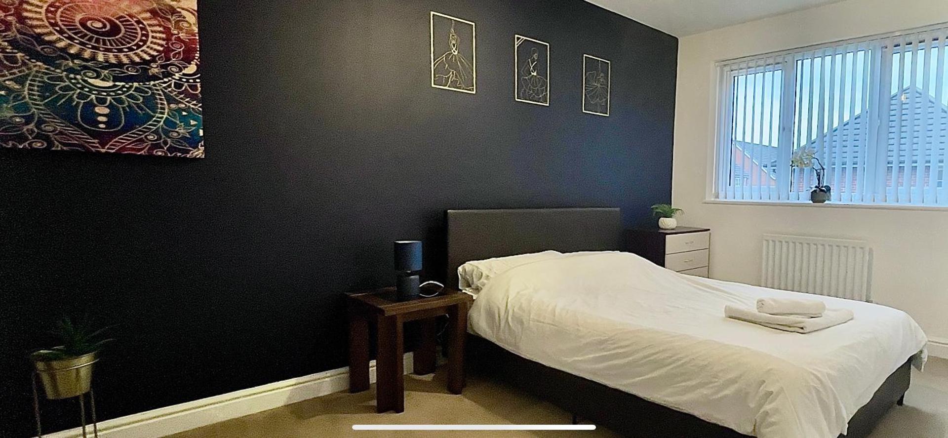 4 bedroom town house- free parking, perfect for families and contractors