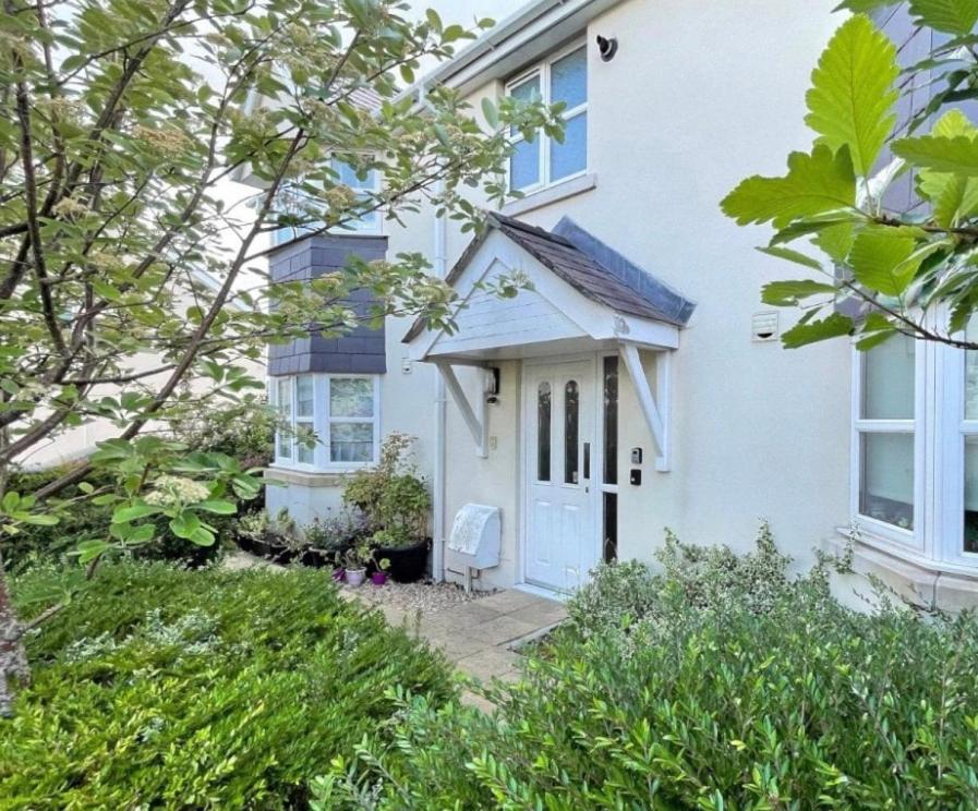 Compact Modern Apartment Single Person or Couple Only