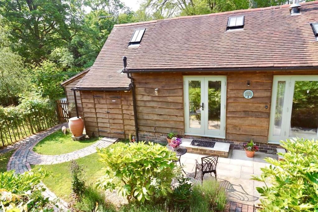 Nest Holiday Hideaway Dove Cottage-Beautiful Location in the Long Mynd Area of Outstanding Natural Beauty-WHIRLPOOL JACUZZI BATHS!!