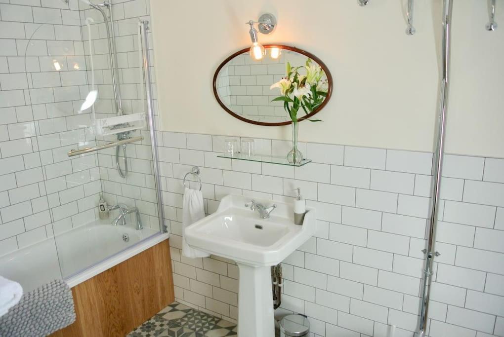 Nest Holiday Hideaway Dove Cottage-Beautiful Location in the Long Mynd Area of Outstanding Natural Beauty-WHIRLPOOL JACUZZI BATHS!!