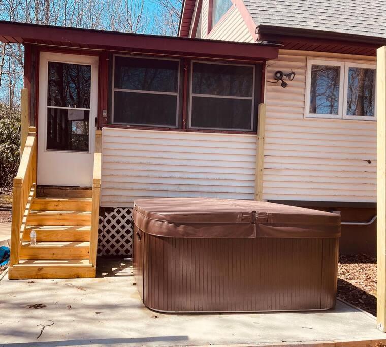 Cheerful Chalet - Fireplace, BBQ, Firepit& Hottub