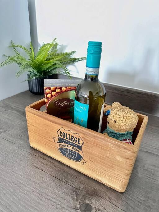 Central Derby Urban 2 Bedroom Flat - An Oasis of Elegance! Free Parking and Wifi suitable for families and professionals