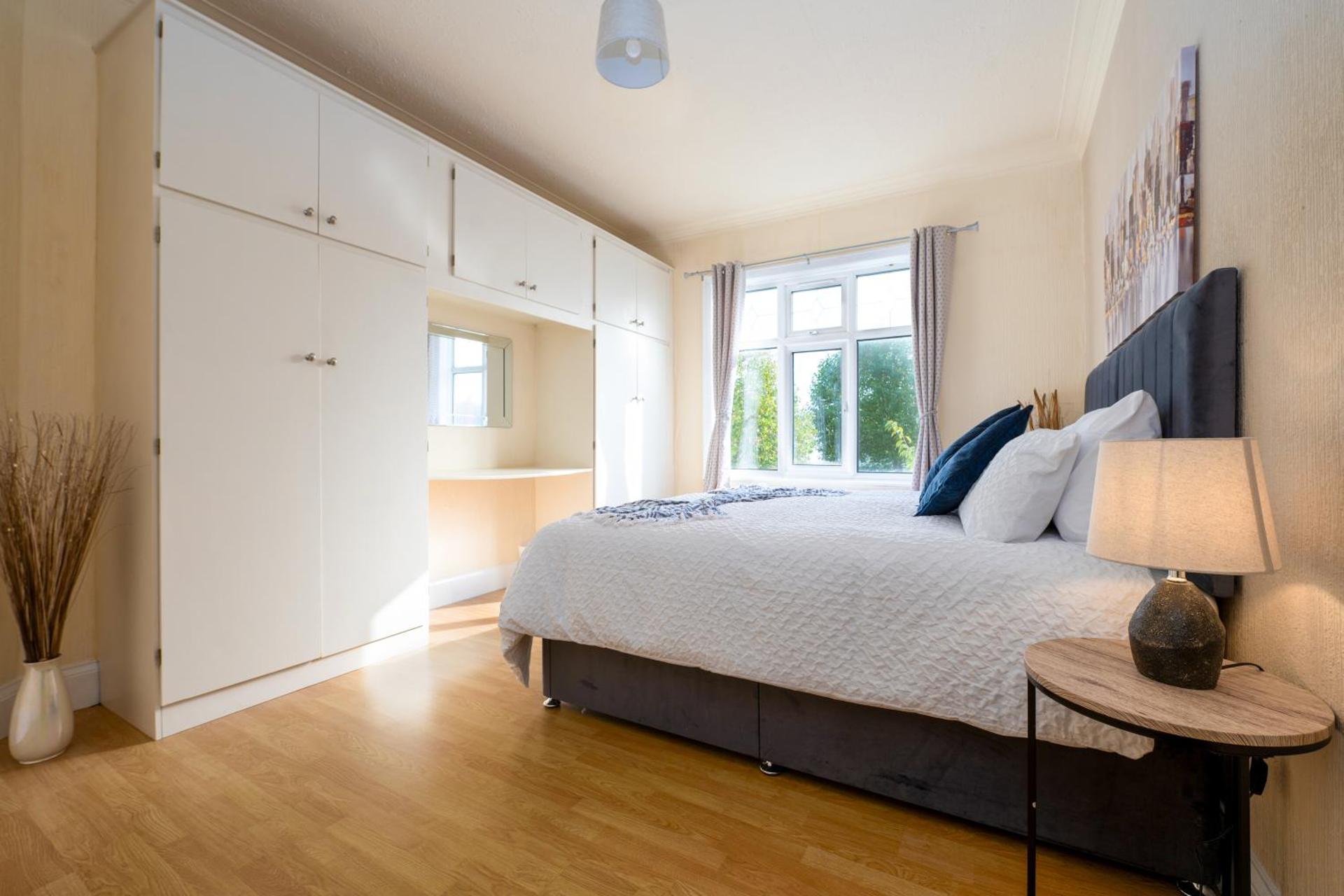 Spacious Apartment - Parking - Sleeps 5