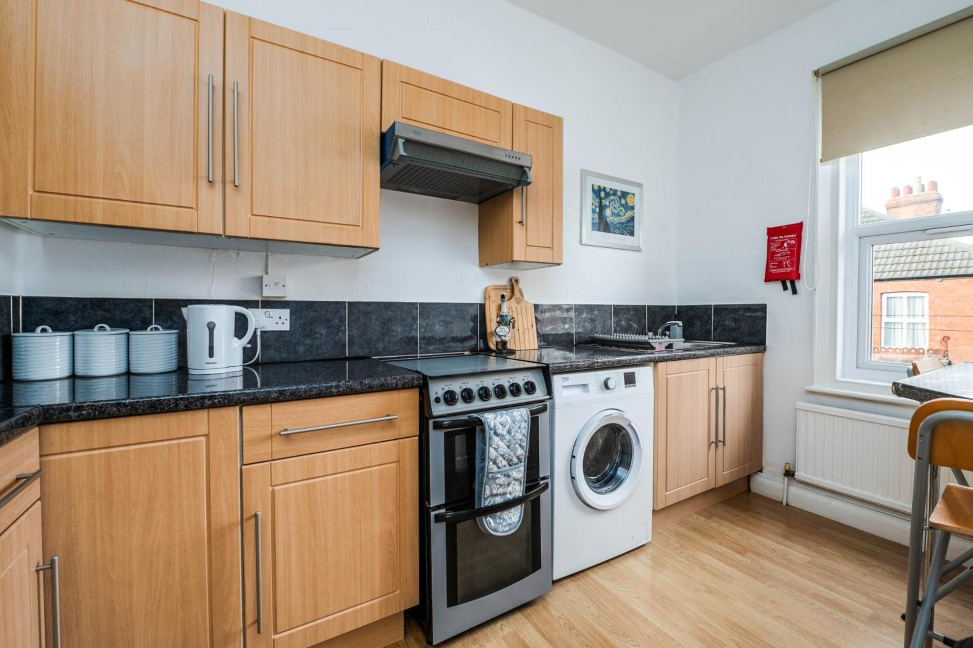 Spacious Apartment - Parking - Sleeps 5