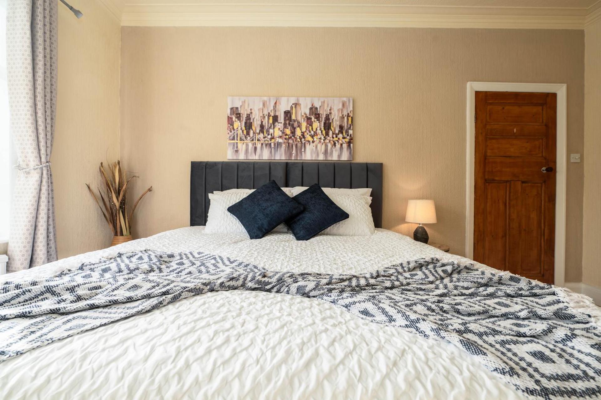 Spacious Apartment - Parking - Sleeps 5