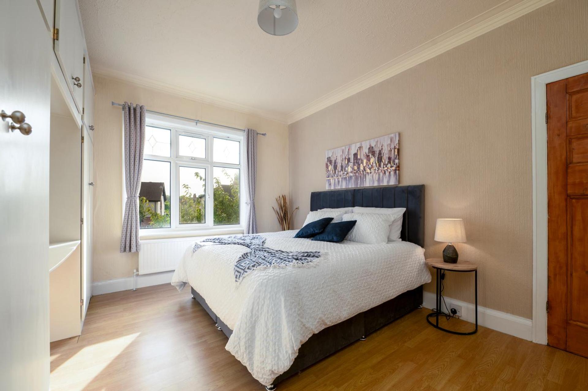 Spacious Apartment - Parking - Sleeps 5