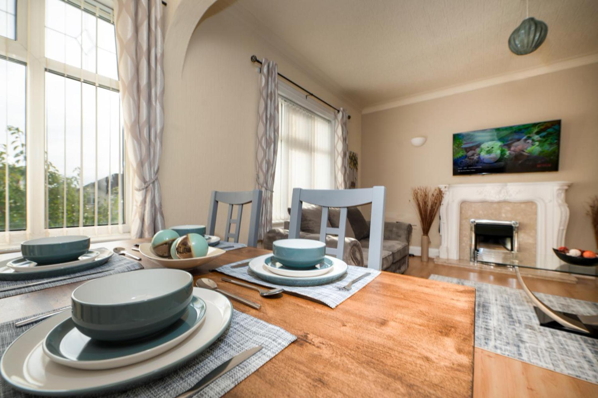 Spacious Apartment - Parking - Sleeps 5