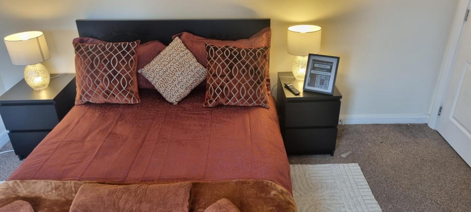 Swindon 6 deluxe doubles 2 with en suite in large house - No Pets