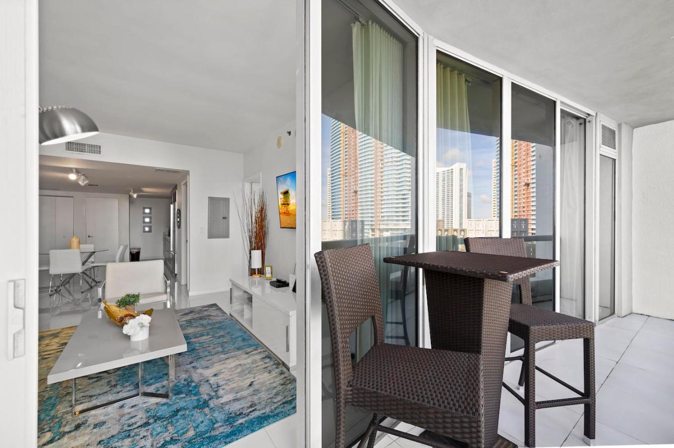 Luxury 1 BR Condo W Icon Brickell-Waterviews