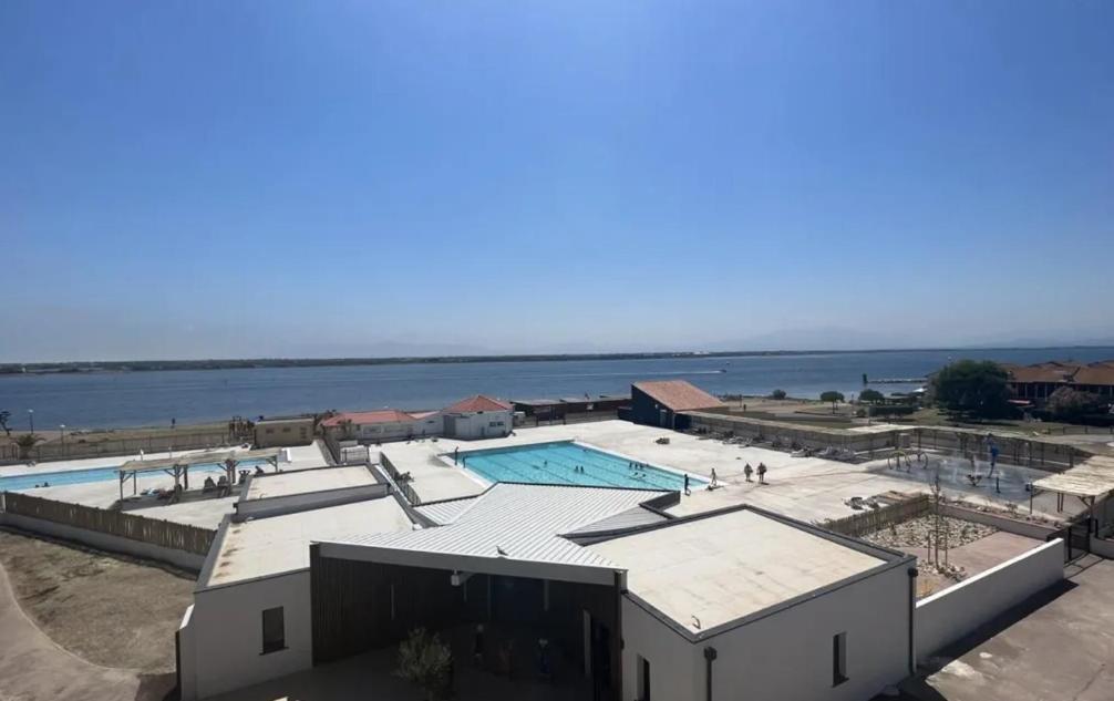 Appartement moderne vue sur étang et montagne