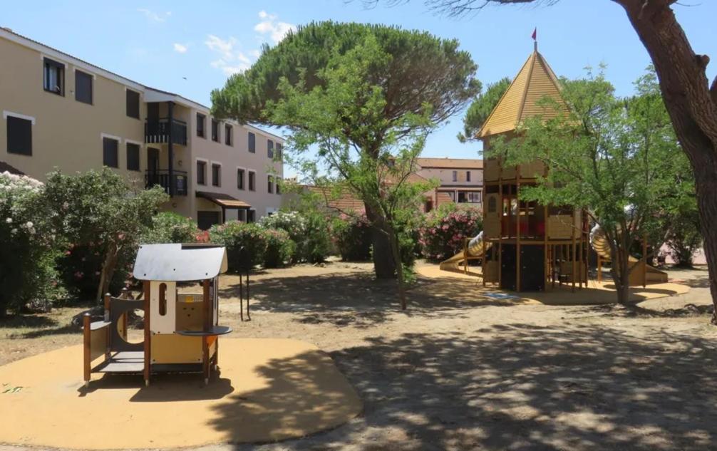 Appartement moderne vue sur étang et montagne