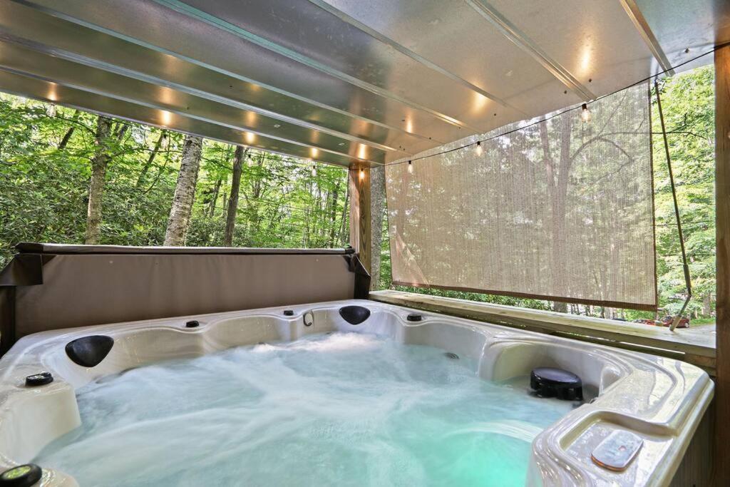 Cozy Mountain Chalet With Hot Tub Outdoor Movie Screen And Fire Place