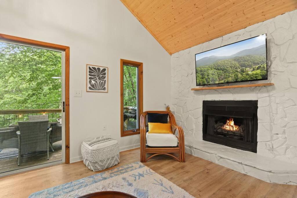 Cozy Mountain Chalet With Hot Tub Outdoor Movie Screen And Fire Place